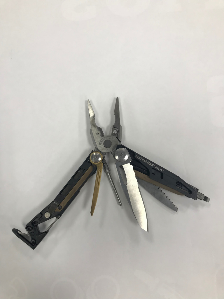 Мультиинструмент Leatherman MUT 2.jpg